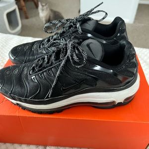 Nike Air Max Men’s size 7 shoe. Black/white Good used condition.